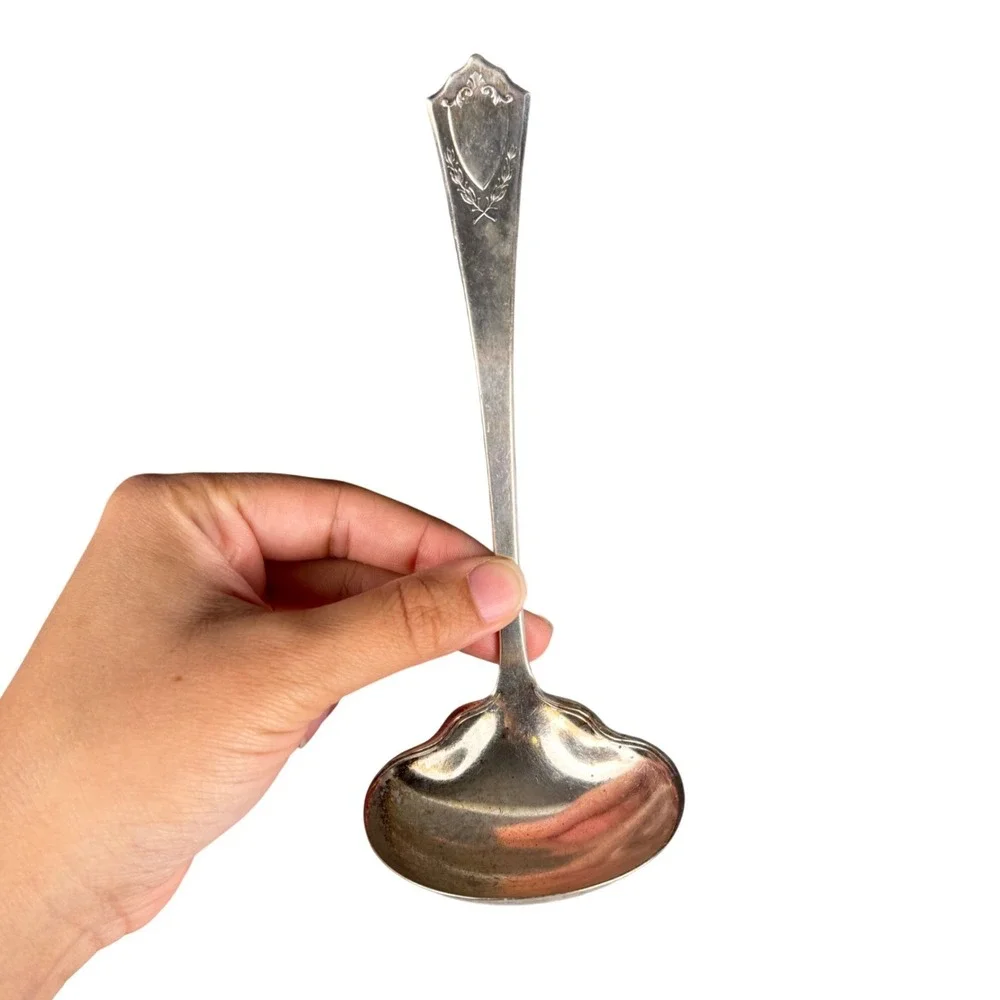 Rogers & Bro Silverplate Gravy Ladle Laurel Wreath Shield Scalloped Bowl 6.5 in
